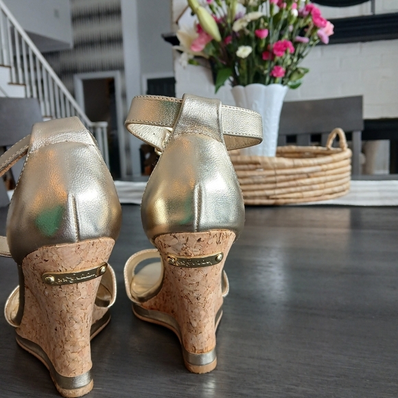 Lilly Pultzier Gold Wedge Sandals like New size 6 - Picture 4 of 6